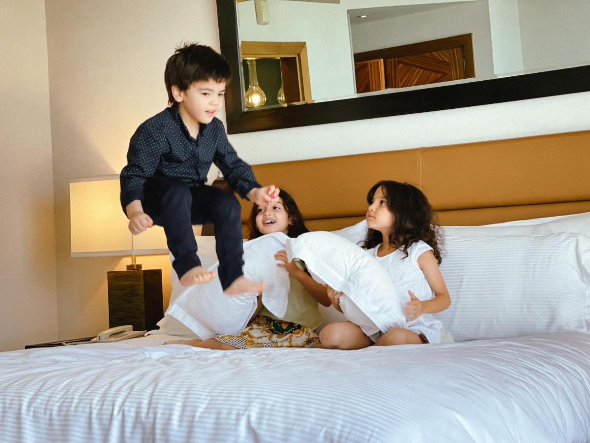 Kenzi Tower Hotel Casablanca Bagian luar foto Children playing on a bed