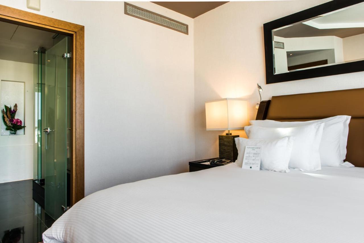 Kenzi Tower Hotel Casablanca Bagian luar foto A bedroom at the hotel