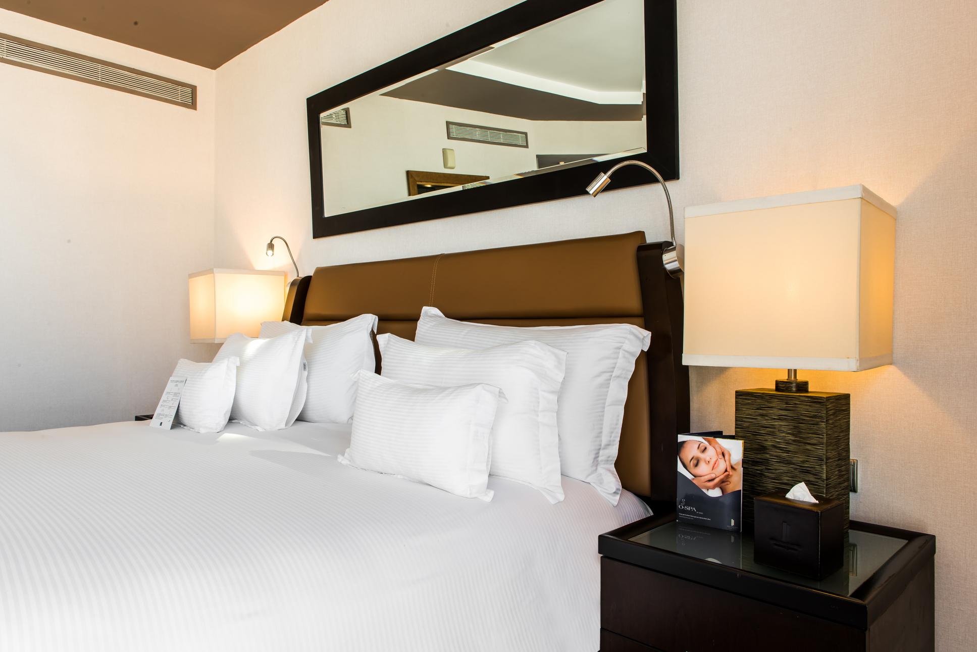 Kenzi Tower Hotel Casablanca Bagian luar foto A room at the hotel