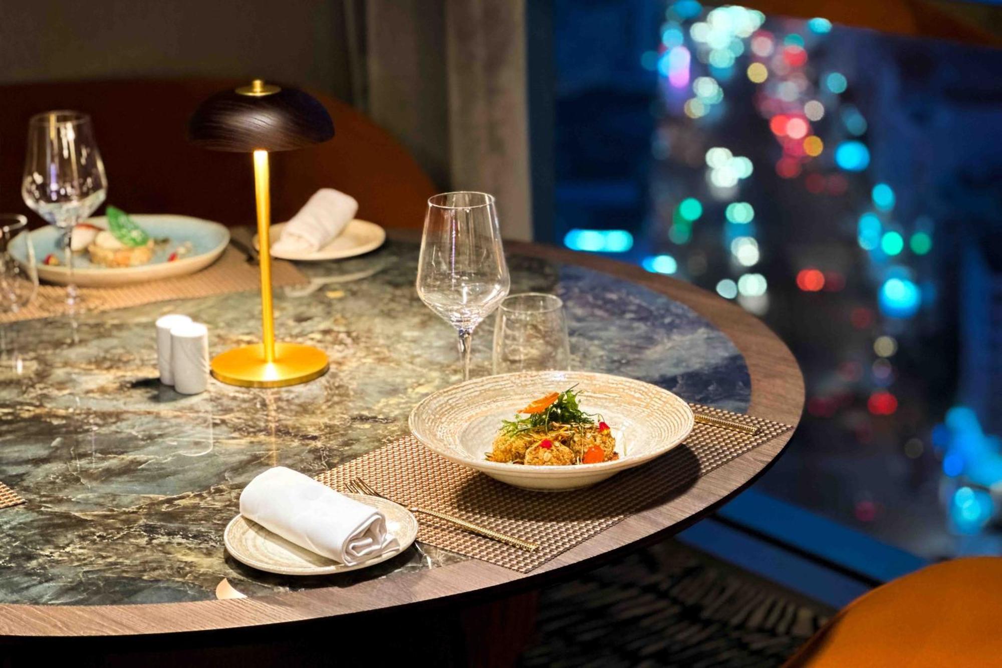 Kenzi Tower Hotel Casablanca Bagian luar foto A table at the restaurant