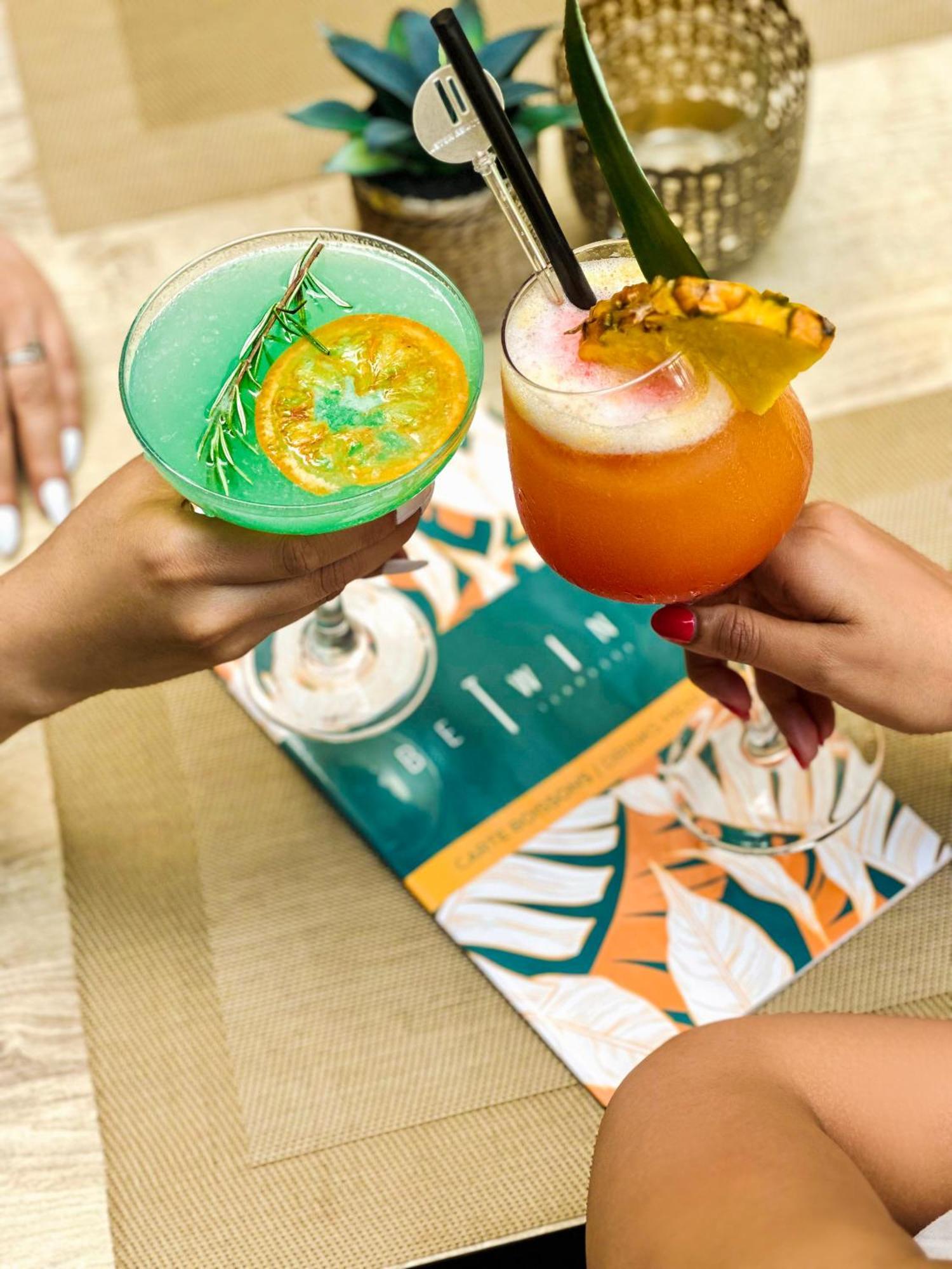 Kenzi Tower Hotel Casablanca Bagian luar foto Two cocktails